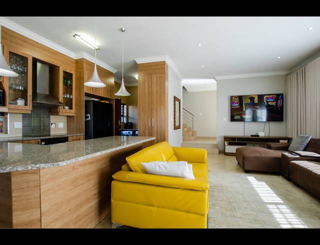 3 BEDROOM TOWNHOUSE FOR SALE IN RUA VISTA